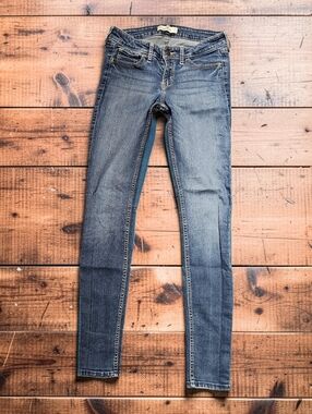 HOLLISTER Skinny Jeans in Faded Blue Denim. Size 26/33inseam.